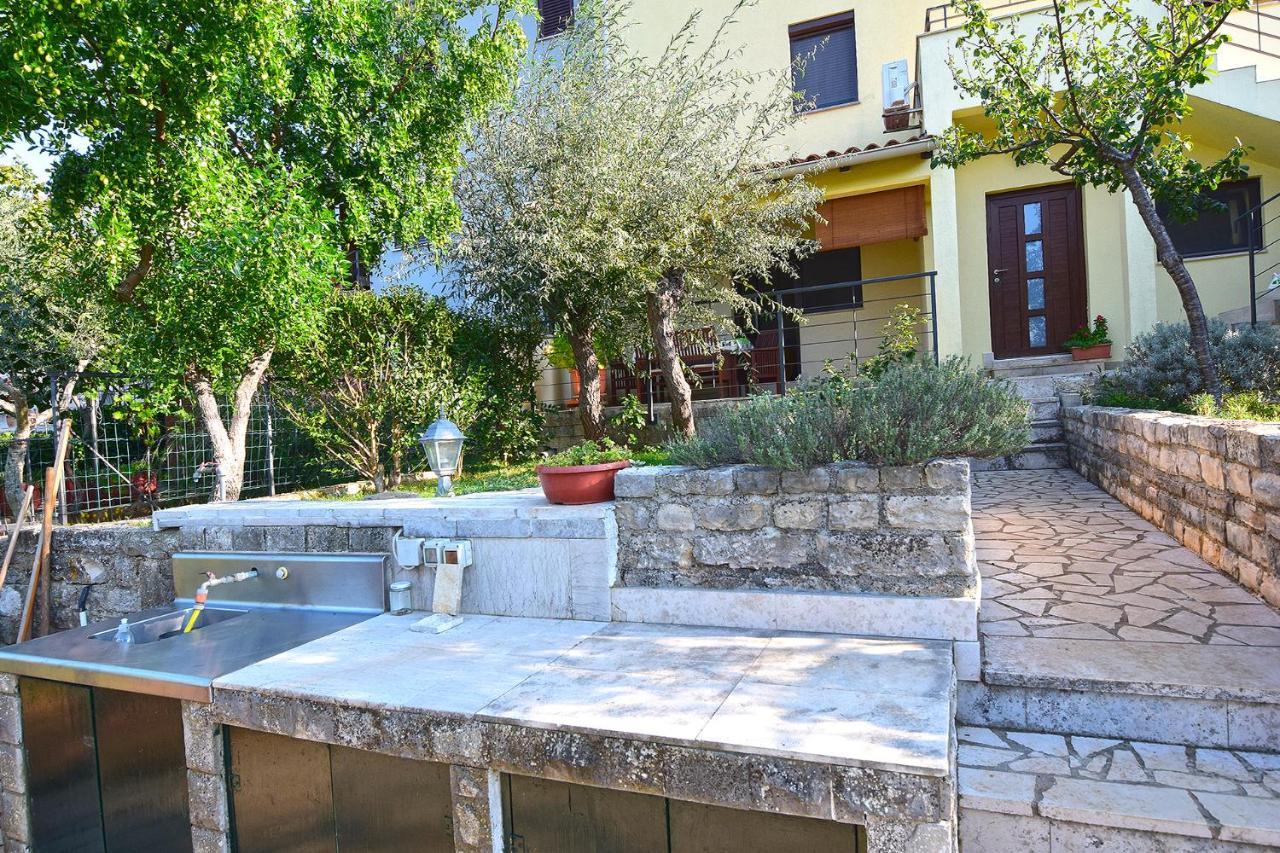 Apartments Bor Медулин Экстерьер фото