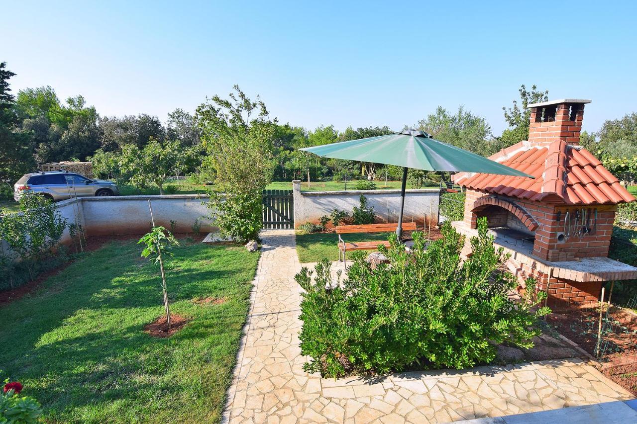 Apartments Bor Медулин Экстерьер фото