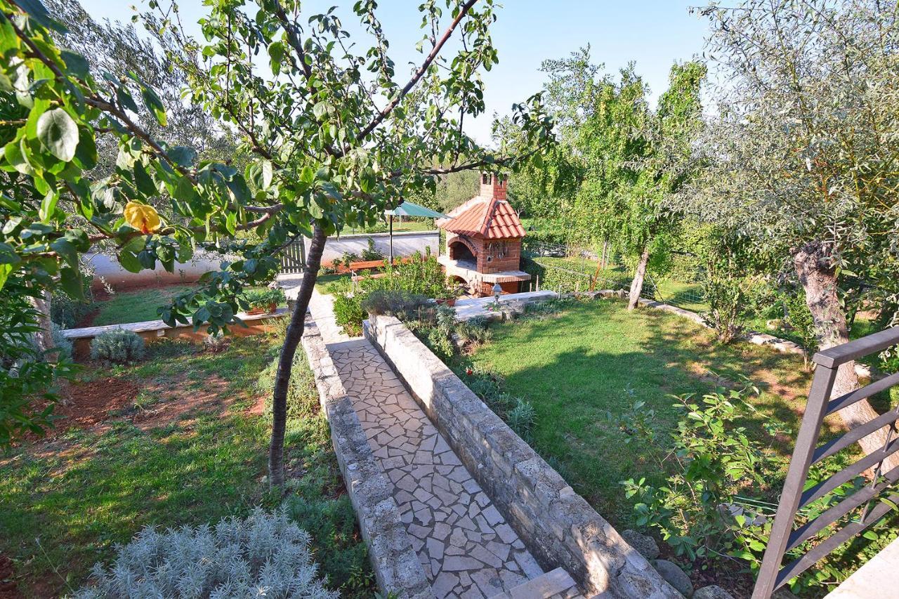 Apartments Bor Медулин Экстерьер фото
